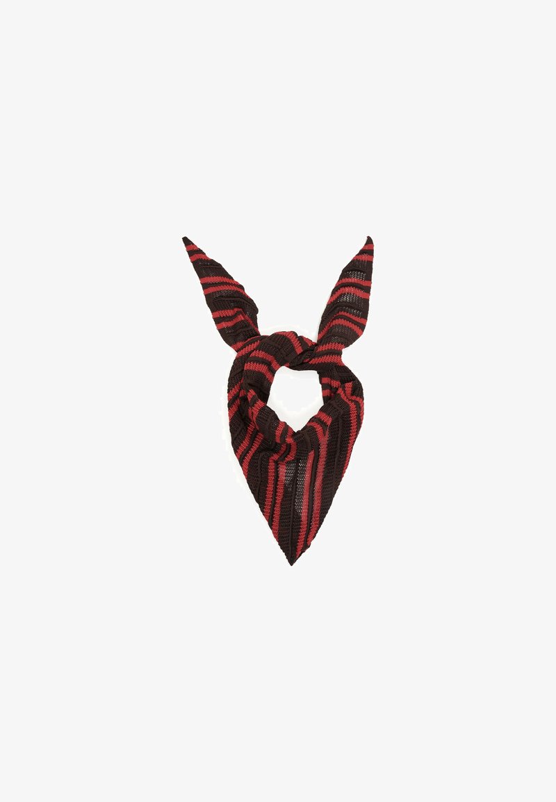 Écharpe tricotée rayée noire et rouge nouée en triangle avec deux extrémités pointues dressées sur fond blanc.