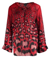 Blusa rossa trasparente con macchie di leopardo nere, maniche lunghe, scollatura arricciata e vestibilità ampia. Tessuto leggero con una texture lucida.