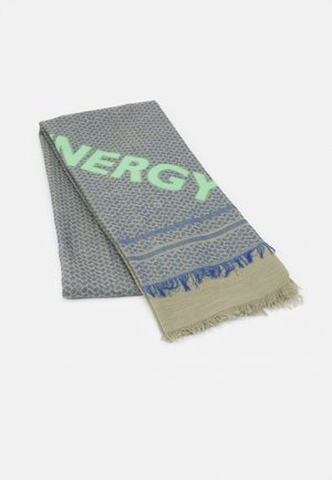 Écharpe pliée bleue et beige à motif, avec des bords à franges et le mot "ENERGY" imprimé en vert clair sur un côté.