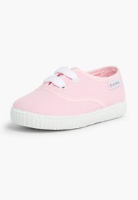 Scarpa di tela rosa con suola in gomma bianca, punta tonda, design con lacci e dettagli cuciti sui lati. Etichetta con logo sul lato esterno.