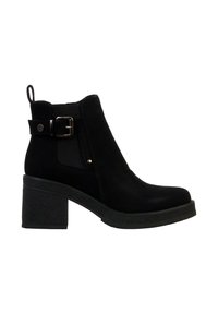 Bottines noires en suède, dotées d'un talon bloc, d'une boucle sur le côté et de panneaux élastiques pour un enfilage facile. Semelle texturée pour une bonne adhérence.