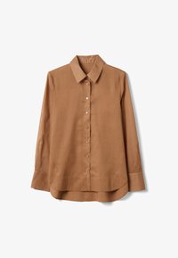 Camisa marrón de manga larga con botones, cuello puntiagudo y dobladillo redondeado, colocada plana sobre un fondo blanco.
