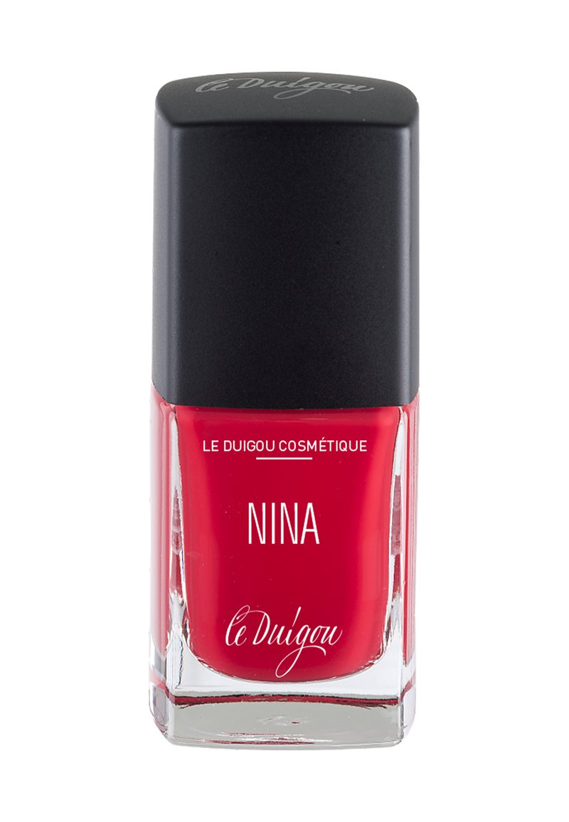 Roter Nagellack in einer klaren Glasflasche mit schwarzem Deckel. Mit weißem Text, der "NINA" und "LE DUIGOU COSMÉTIQUE" reads.