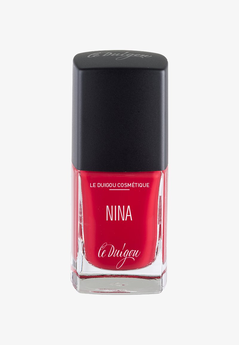 Roter Nagellack in einer klaren Glasflasche mit schwarzem Deckel. Mit weißem Text, der "NINA" und "LE DUIGOU COSMÉTIQUE" reads.