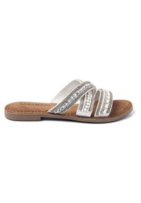 Platte slip-on sandaal met drie metallic banden, versierd met kralen en pailletjes. Bruine faux-suède voetbed en lichtgekleurde loopzool.
