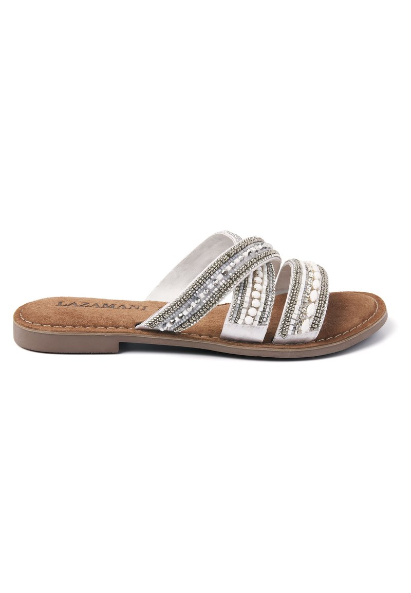 Platte slip-on sandaal met drie metallic banden, versierd met kralen en pailletjes. Bruine faux-suède voetbed en lichtgekleurde loopzool.