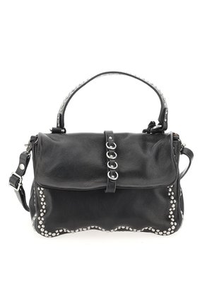 Schwarze Lederhandtasche mit Tragegriff oben, dekorativen silbernen Nieten an den Kanten und einem Riemen mit Schnalle sowie vier silbernen Ringen auf der vorderen Klappe.