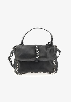 Sac à main en cuir noir avec poignée supérieure, clous décoratifs argentés le long des bords et une sangle à boucle avec quatre anneaux argentés sur le rabat avant.