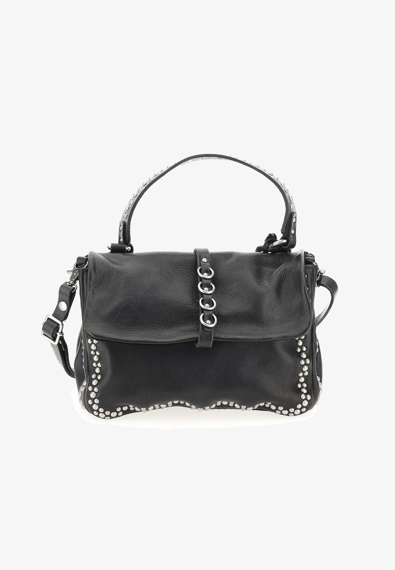 Bolso de cuero negro con asa superior, tachuelas decorativas de plata a lo largo de los bordes y una correa con hebilla con cuatro anillas plateadas en la solapa frontal.