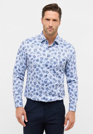 Hellblaue Hemd mit floralem Muster in dunkleren Blautönen. Verfügt über lange Ärmel, einen Button-Down-Kragen und eine taillierte Passform.
