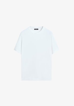 Prosty biały t-shirt z krótkim rękawem i okrągłym dekoltem, z minimalistycznym wzorem, ułożony płasko na białym tle.