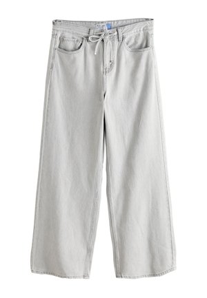 Világosszürke, bő szárú farmernadrág elülső zsebekkel és húzózsinóros derékrésszel, fehér háttéren.