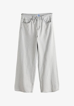 Világosszürke, bő szárú farmernadrág elülső zsebekkel és húzózsinóros derékrésszel, fehér háttéren.