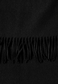 Melns flīsa segu ar frizētiem malām, kurai ir gluda tekstūra un vienmērīga aust. Frizētas malas ir uniformi nogrieztas un karājas uz leju.