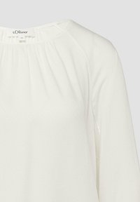 Biała bluzka z długim rękawem, z marszczonym dekoltem, okrągłym kołnierzykiem oraz metką marki s.Oliver wewnątrz kołnierza, rozmiar 36.