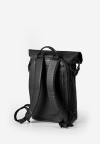 Schwarzer Leder-Rucksack mit verstellbaren Riemen, Roll-Top-Design, Reißverschlusstasche und schlanker, minimalistischer Form. Glatte Textur und moderne Akzente.