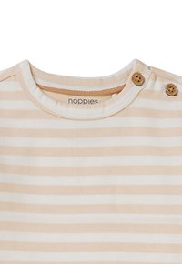Chemise à manches courtes rayée en beige et blanc, en coton doux, dotée de deux boutons en bois à l'épaule pour un habillage facile.
