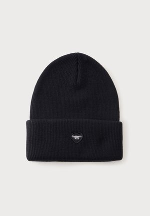 Berretto nero lavorato a maglia con risvolto e piccolo patch con il logo Carhartt WIP a forma di cuore al centro davanti.