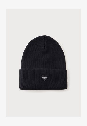 Berretto nero lavorato a maglia con risvolto e piccolo patch con il logo Carhartt WIP a forma di cuore al centro davanti.