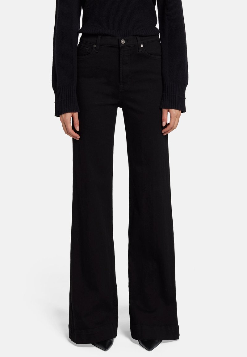 Jeans anchos negros de mezclilla, con una cintura alta, bolsillos frontales y cierre de botón. Textura suave con detalles de costura mínimos.