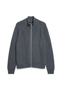 Graue Strickjacke mit hohem Kragen, Reißverschluss vorne, gerippten Bündchen und strukturierten Mustern entlang der Schultern und Seiten.
