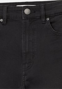 Črne jeans hlače iz jeansa z žepki spredaj, zankami za pas in kovinsko gumbno zaponko z vidnimi šivi.