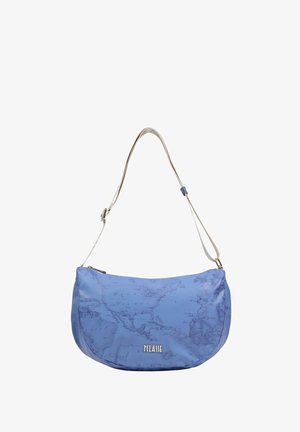 Blå crossbody taske med verdenskort-tryk, hvid justerbar rem og "T CLASSE"-logo i guld foran.