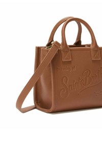 Bruine leren handtas met gegraveerde tekst, gestructureerd ontwerp, dubbele bovenhandvatten en een afneembare schouderriem. Gelaagde afwerking.