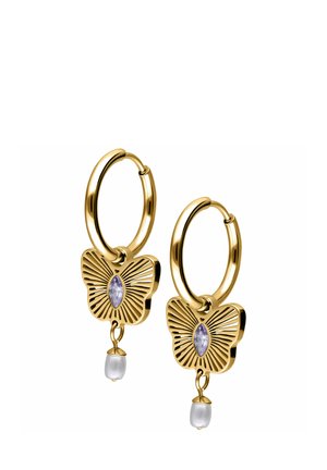 Goldene Creolen mit schmetterlingsförmigen Anhängern, die einen violetten Edelstein in der Mitte und eine kleine hängende weiße Perle haben.