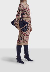 LOLA CASADEMUNT Sweter