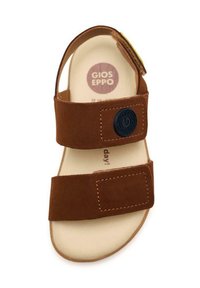 Sandal in suede marrone con due cinturini regolabili in velcro, toppa rotonda con logo e soletta beige, arricchita da cuciture decorative sui cinturini.