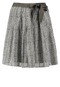 Jupe mi-longue grise et blanche à motifs avec des dessins de feuilles verticales et une ceinture grise unie nouée en nœud sur le côté.