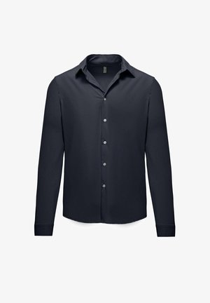 Granatowa koszula z długim rękawem zapinana na guziki, z klasycznym kołnierzykiem, gładką fakturą oraz prostym dołem; posiada srebrne guziki z przodu.