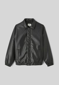 Veste en simili cuir noir avec fermeture à pression, poignets élastiques et poches latérales ; présente une texture lisse et un design minimaliste.