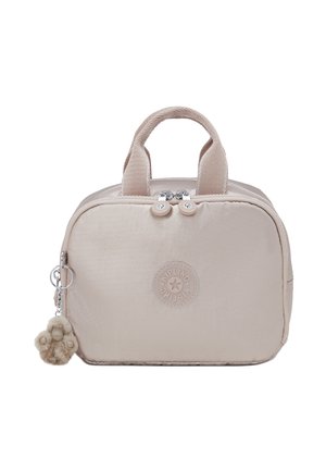 Kleine beige Handtasche mit doppelten Griffen, runden Reißverschluss-Zippern, einem runden Logo-Patch und einem flauschigen Schlüsselanhänger, der am Seitenring befestigt ist.