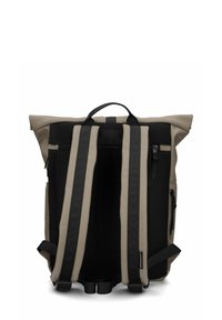 Sac à dos à enroulement beige et noir, doté de bretelles rembourrées, d'un panneau arrière en mesh et d'une poche zippée pour le rangement.