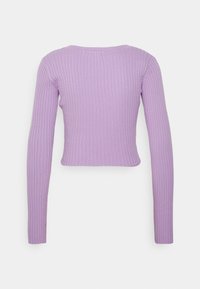 Top cropped em roxo claro, com textura canelada, mangas longas e decote arredondado, apresentando uma silhueta ajustada com um acabamento limpo.