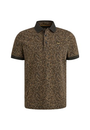 Camisa polo con cuello en marrón oscuro con un patrón texturizado de líneas marrón claro. Tiene tres botones y un acento de marca en el pecho.