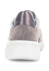 Grijze suède sneaker met een gestructureerd fuzzy paneel, metalen hielkap en witte rubberen zool, die een modern, casual ontwerp benadrukt.