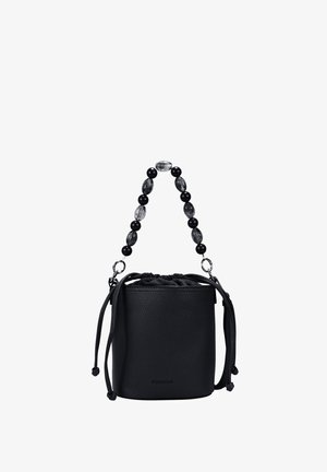 Bolso de cubo de cuero negro con acabado texturizado, cierre de cordón y un asa de cuentas que presenta cuentas alternadas negras y translúcidas.