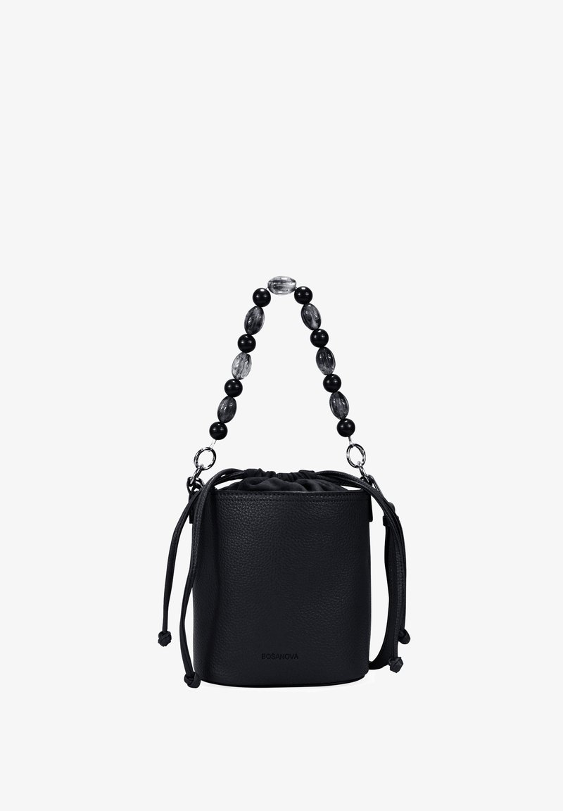 Bolso de cubo de cuero negro con acabado texturizado, cierre de cordón y un asa de cuentas que presenta cuentas alternadas negras y translúcidas.
