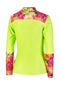 Chemise à manches longues verte vif avec un motif floral et à carreaux sur les épaules et les manches, fabriquée en tissu lisse et léger.