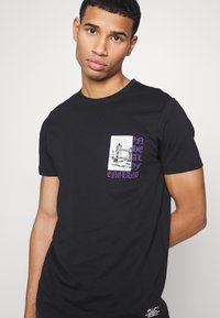 Brave Soul T-shirt estampada - jet black/multicolour