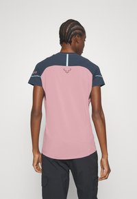 Dynafit ALPINE PRO TEE - T-skjorte til trening - mokarosa