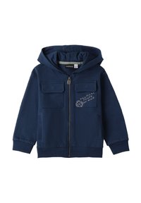 Chaqueta con capucha de color azul marino, hecha de tela suave, con una cremallera frontal, dos bolsillos en el pecho y un estampado gráfico en la parte izquierda.