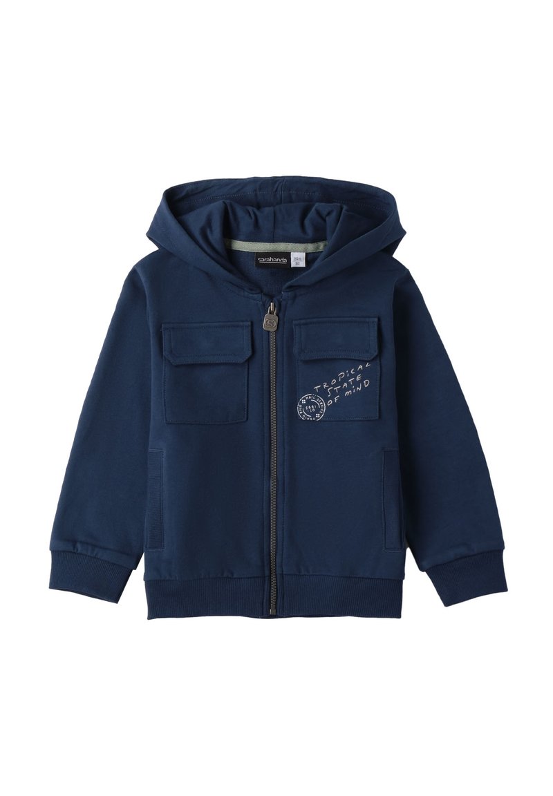 Chaqueta con capucha de color azul marino, hecha de tela suave, con una cremallera frontal, dos bolsillos en el pecho y un estampado gráfico en la parte izquierda.