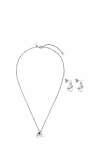 Zilveren sieradenset met een gedraaide kettinghalsketting, een hartvormige hanger en bijpassende hartvormige studs, elk versierd met parels.