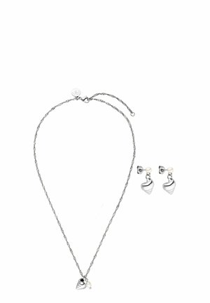 Zilveren sieradenset met een gedraaide kettinghalsketting, een hartvormige hanger en bijpassende hartvormige studs, elk versierd met parels.