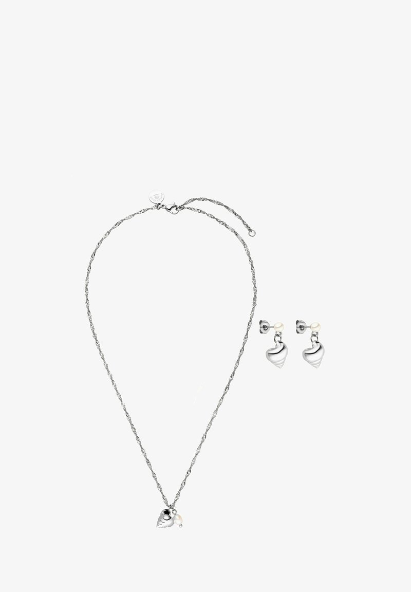 Silbernes Schmuckset mit einer gedrehten Kettenhalskette, die einen herzförmigen Anhänger und passende Herzstecker Ohrringe zeigt, die jeweils mit Perlen verziert sind.