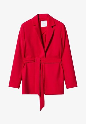 Blazer rosso a maniche lunghe con colletto a bavero e cintura in tessuto abbinato annodata in vita, mostrato su sfondo bianco.